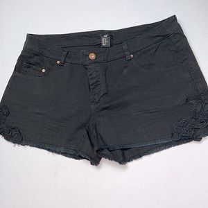 H&M Black  Raw Hem Denim Shorts With Side Hem Lace 5 Pockets Belt Loops Size 10